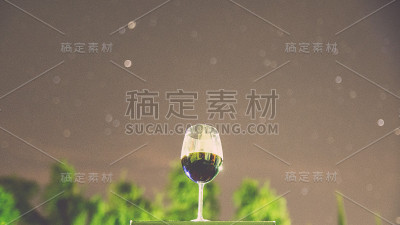 星空下的红酒杯