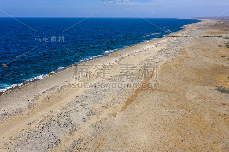 鸟瞰图Curaçao海岸在加勒比海碧绿的水，悬崖，海滩和美丽的珊瑚礁在瓦塔穆拉