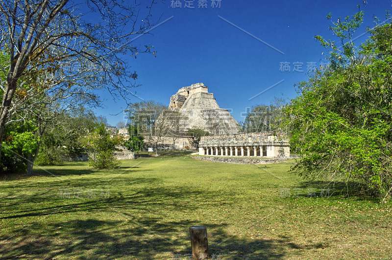 整个玛雅金字塔，位于尤卡坦半岛的乌克斯马尔考古区。玛雅庙宇，有许多圆柱。后面是占卜者的房子。