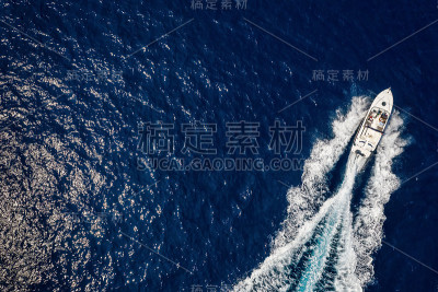 一艘快艇在蓝色海面上航行的鸟瞰图
