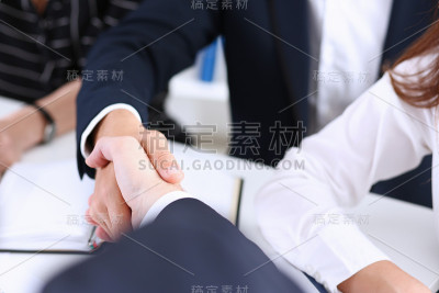 在办公室的特写中，群商务人士握手问好