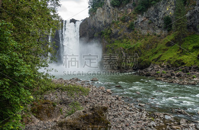 斯诺夸尔米瀑布下面