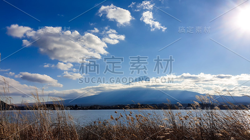 日本——从川口湖眺望富士山的田园诗般的景色