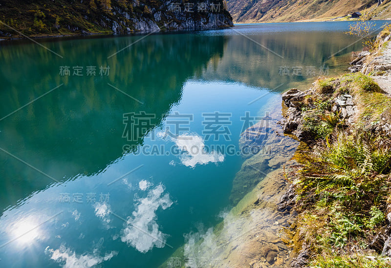 阳光明媚的秋天，阿尔卑斯山上的塔彭卡湖和岩石山脉，克勒纳尔，奥地利的萨尔茨堡。