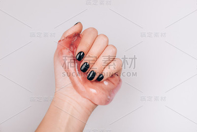 黑色指甲握着粘液