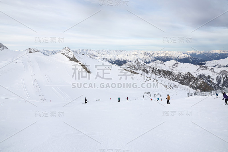 在齐勒塔尔阿尔卑斯山脉，拥有贡多拉、滑雪道和滑雪道的Hintertux冰川滑雪者。奥地利