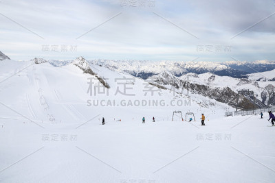 在齐勒塔尔阿尔卑斯山脉，拥有贡多拉、滑雪道和滑雪道的Hintertux冰川滑雪者。奥地利