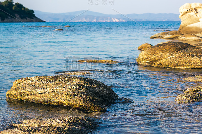 简单的背景，自然风景，户外空间，石头，石头，宁静的海滨，海岸线，海湾环境，在早晨太阳升起的时间