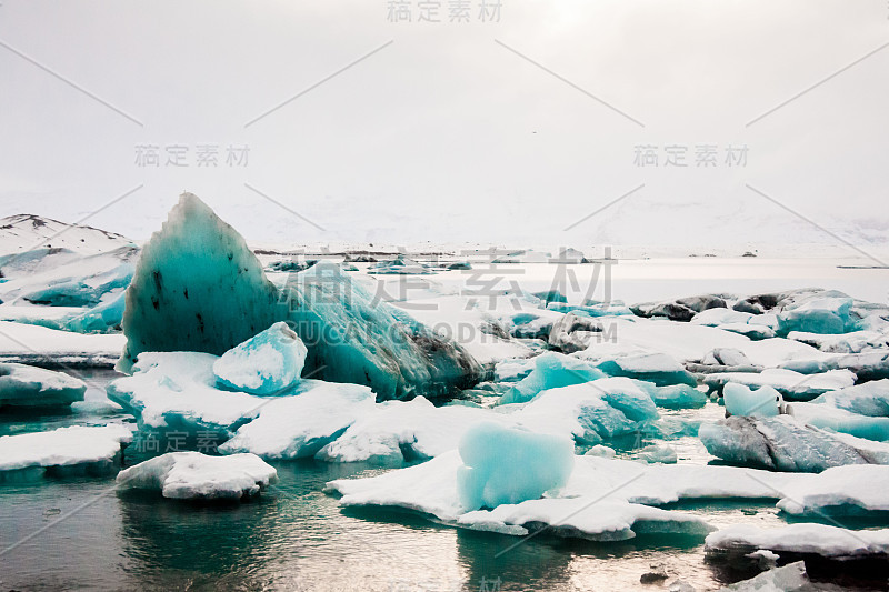 Jokulsarlon是一个冰川泻湖，或者更广为人知的名字是冰山泻湖