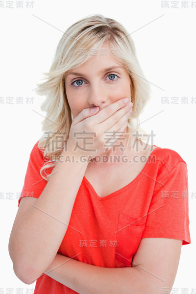 金发女人用手捂住嘴
