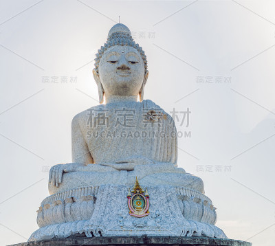 大佛建在泰国普吉岛的一座高山上，从远处就可以看到