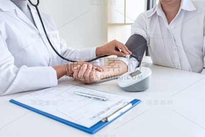 医生用听诊器检查，测量病人手臂上的动脉血压，了解医院的医疗保健理念