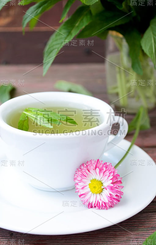 一杯含有野生甘菊、薄荷和鲜花的花草茶