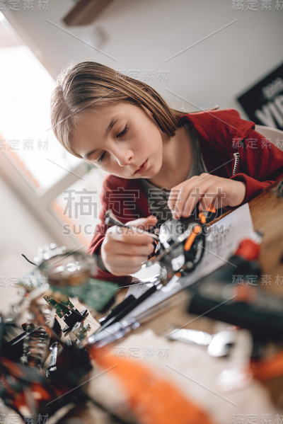 女孩在家里制造机器人