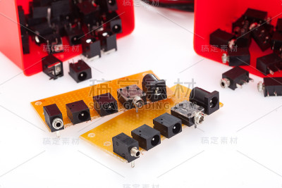 印刷电路板上的电子连接器