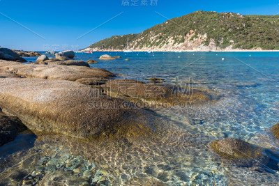 撒丁岛的卡拉皮拉，夏日里