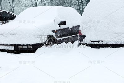 在冬季暴风雪期间，汽车在雪中行驶