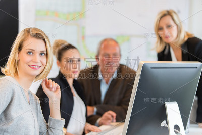 在培训课程中微笑的学生肖像