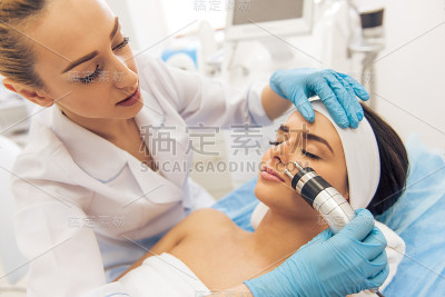 在美容院的女人