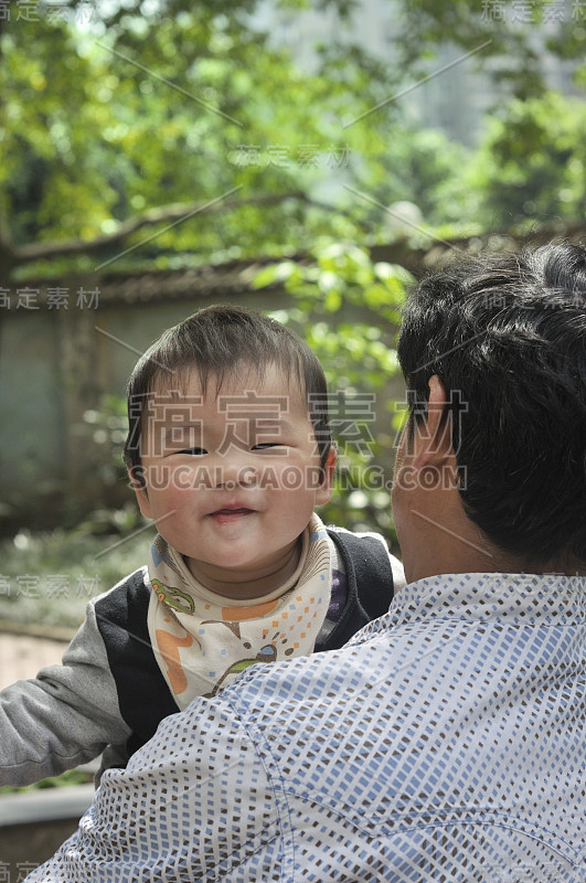 可爱的小男孩和他的爷爷