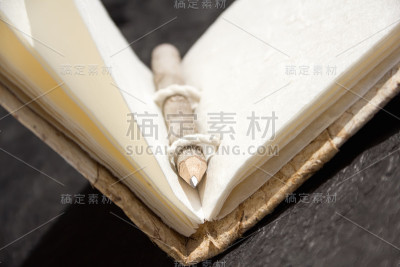 用象牙纸和铅笔写的笔记本