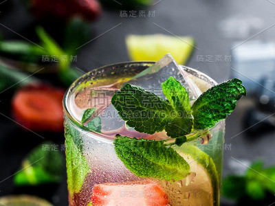 加草莓、青柠和薄荷的柠檬水