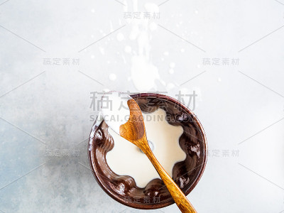 灰色的桌子上有一个烤盘和一个木勺