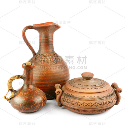 旧陶瓷锅-厨房复古设备烹饪孤立在白色背景。