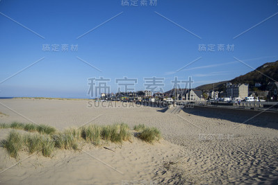 小镇旁边的沙滩
