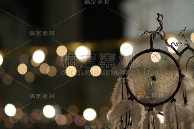 维也纳圣诞市场上的捕梦网和彩灯