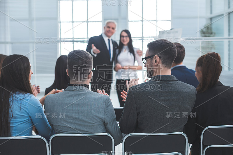 老板在商业介绍会上介绍一位演讲者