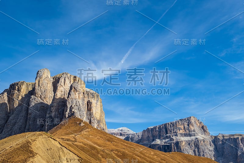 秋天高山白云石岩山景色，苏迪罗尔，意大利。塞拉山口附近宁静的景色。