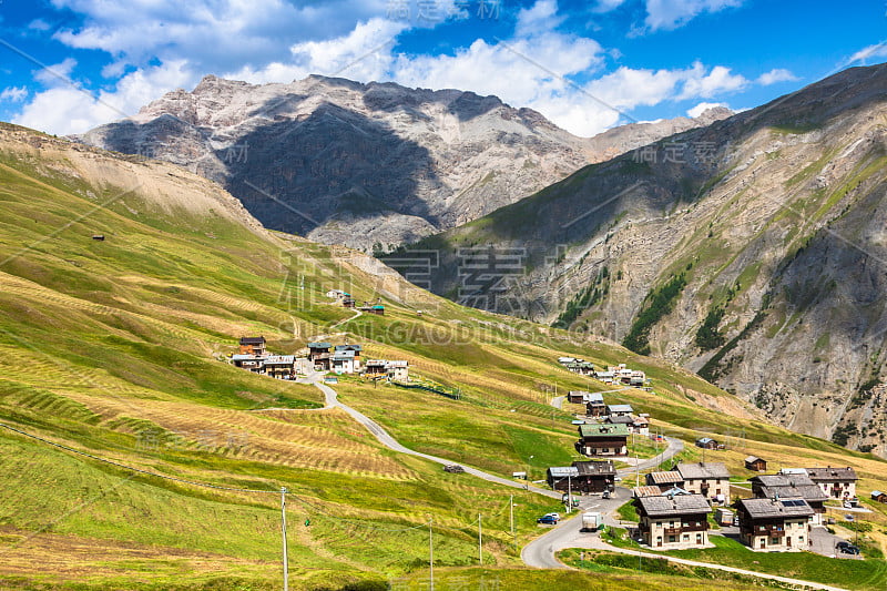 夏季里维诺山谷的景色