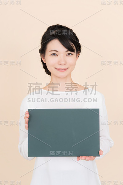 拿着黑板的年轻女子
