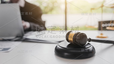 特写镜头。在法庭上为客户进行法律立法工作的律师。