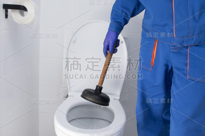 清洁公司拆除厕所下水道的堵塞物