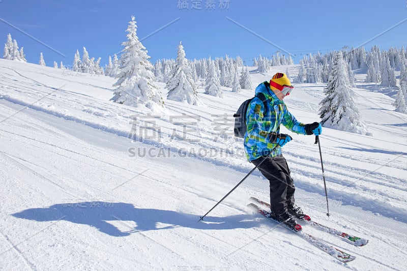 活跃的滑雪者在山上滑雪道上滑雪下山