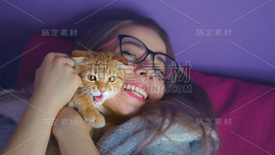 女孩抱着小猫