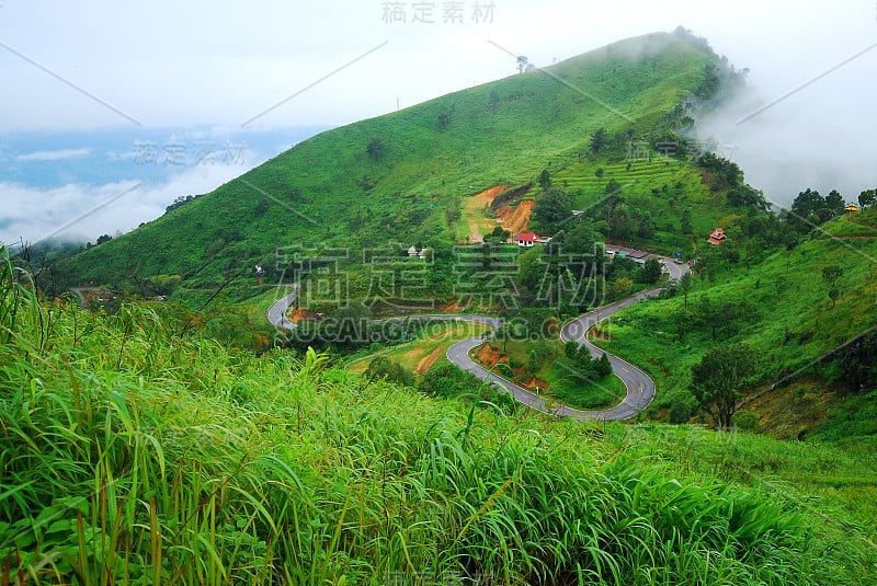 山景与弯弯曲曲的道路