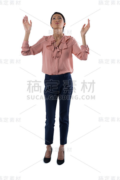 女性高管在白色背景下祈祷