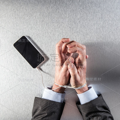 工作狂商人紧盯着手机线，因为技术耗尽