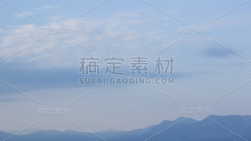 美丽如画的风景远山山脊剪影在雾早晨日出的天气在尼泊尔的某处在柔软的蓝天背景墙纸图案每日行星摄影