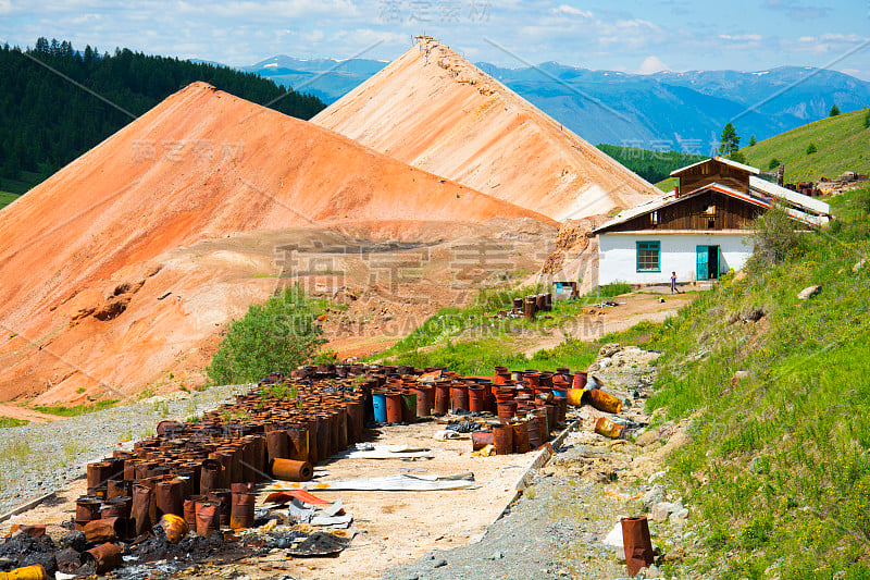 破坏了阿尔泰山的建筑矿场