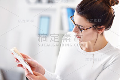 在家办公的女性