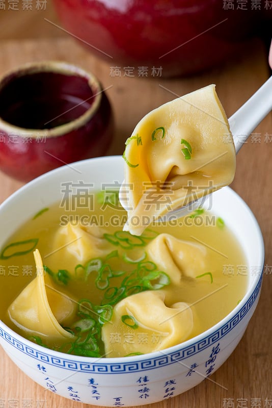 馄饨或饺子汤。传统的中国，日本或韩国自制。新鲜出炉的手卷馄饨，是任何中国、日本或韩国餐厅的理想点心。