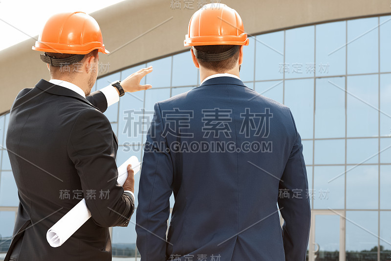 两位建筑师评估他们的建筑进度