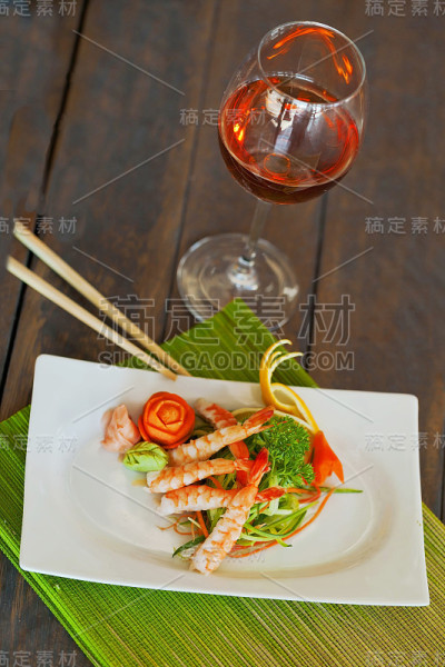 日本料理，寿司集:寿司和寿司卷在木盘子上，俯视图。