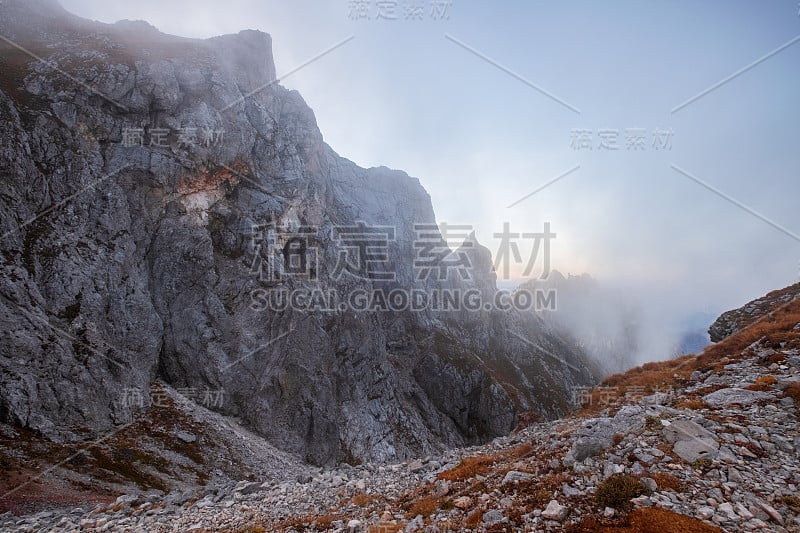 蜿蜒的路在秋天的曼加特山脚在朱利安阿尔卑斯日落