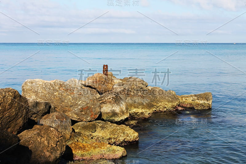 牙买加蒙特哥湾，一个向海湾伸出的小石堤