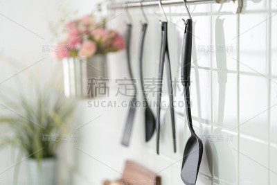 厨房设备挂在墙上。家居装饰。把厨房装饰得漂亮些